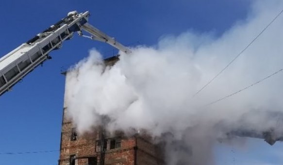 В Оренбурге горит завод